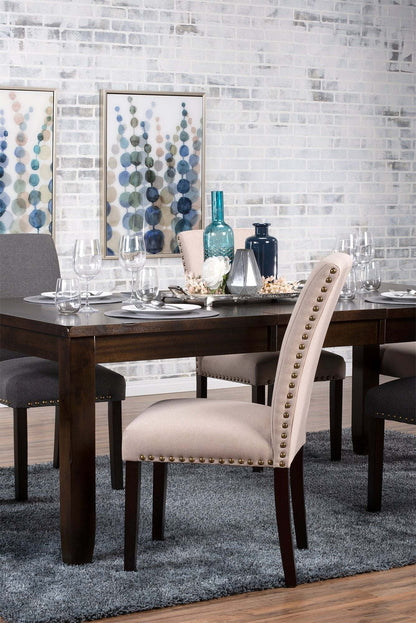 Chaise de salle à manger York avec tissu d'apparence lin et garniture cloutée - Taupe | Chaise de salle à manger York en tissu d'apparence lin avec bordure de clous décoratifs - taupe