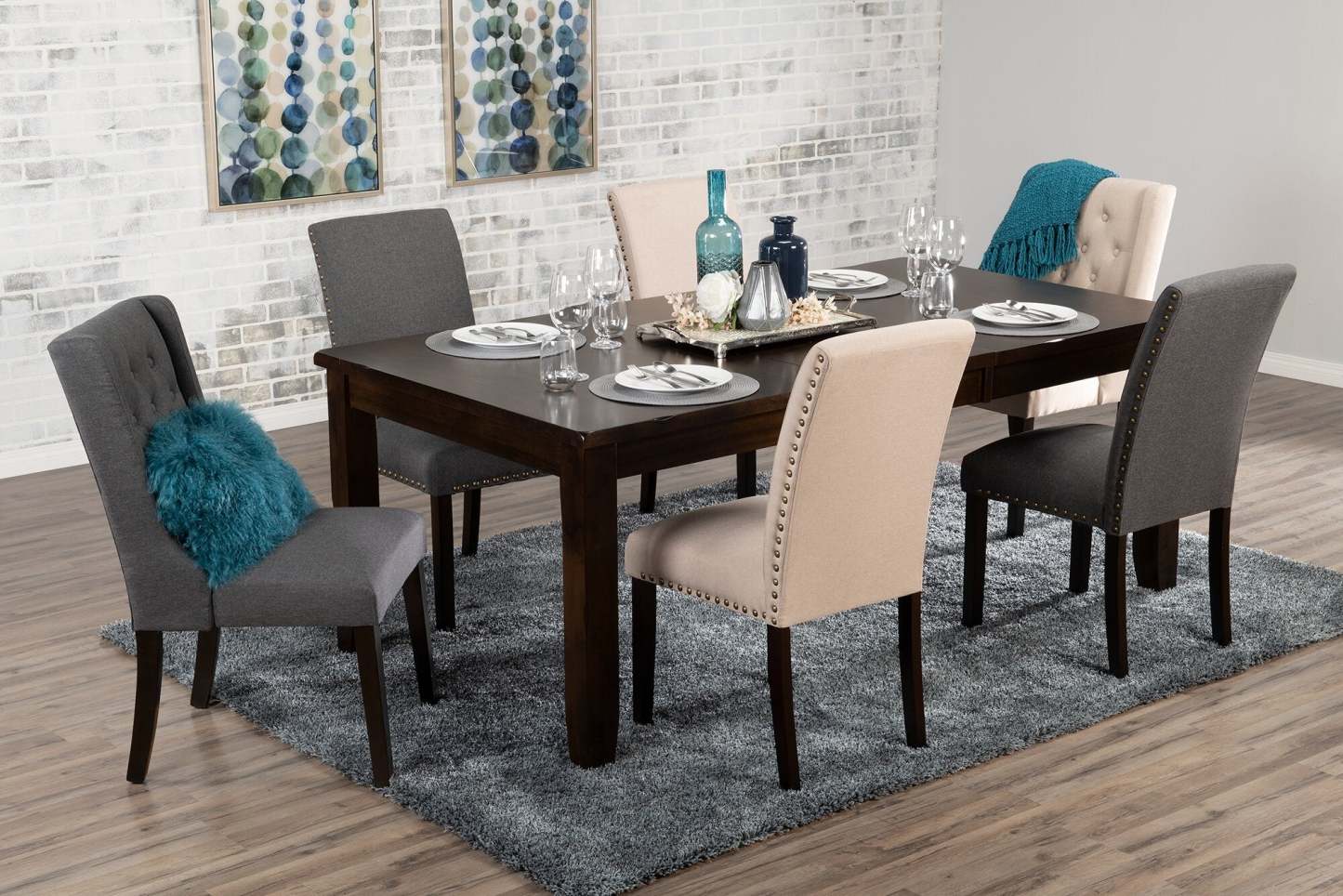 Chaise de salle à manger à dossier à oreilles York avec tissu d'apparence lin, capitonné à boutons - Taupe | Chaise de salle à manger York à oreilles en tissu d'apparence lin avec capitonnage - taupe