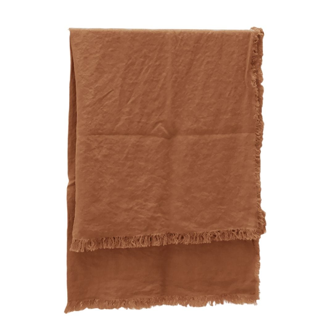 Amira jette du sucre brun