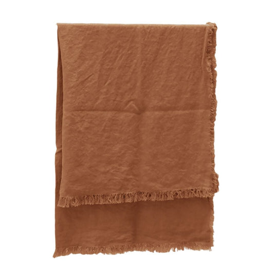 Amira jette du sucre brun