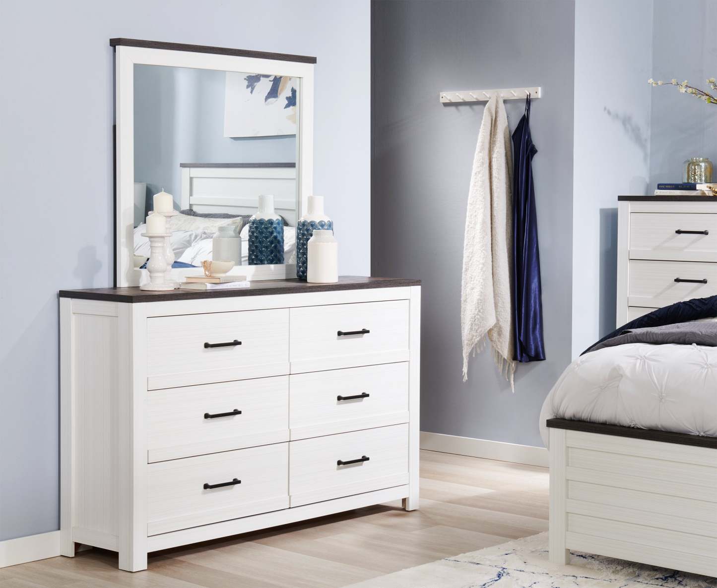Zoey Bedroom 6-Drawer Dresser, 58.3W x 37.1H - Two-tone White & Brown | Commode Zoey de 58,3 po (L) x 37,1 po (H) à 6 tiroirs pour la chambre à coucher - deux teintes, blanc et brun