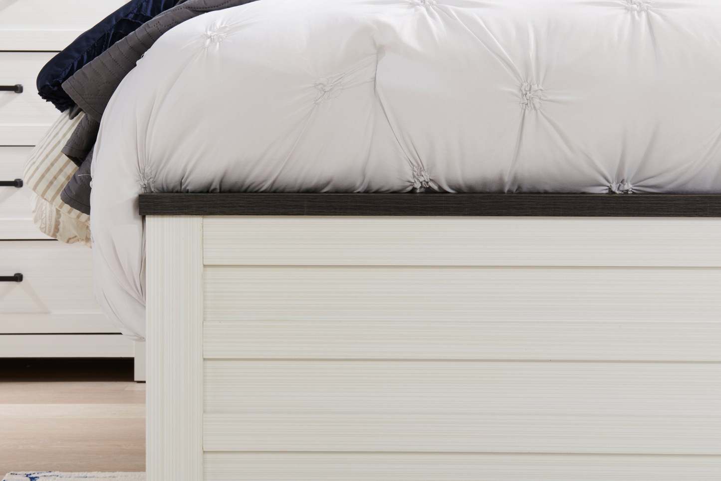 Zoey Panel Bed, Two-tone White & Brown - Queen Size | Lit à panneau Zoey, deux teintes, blanc et brun - format grand lit